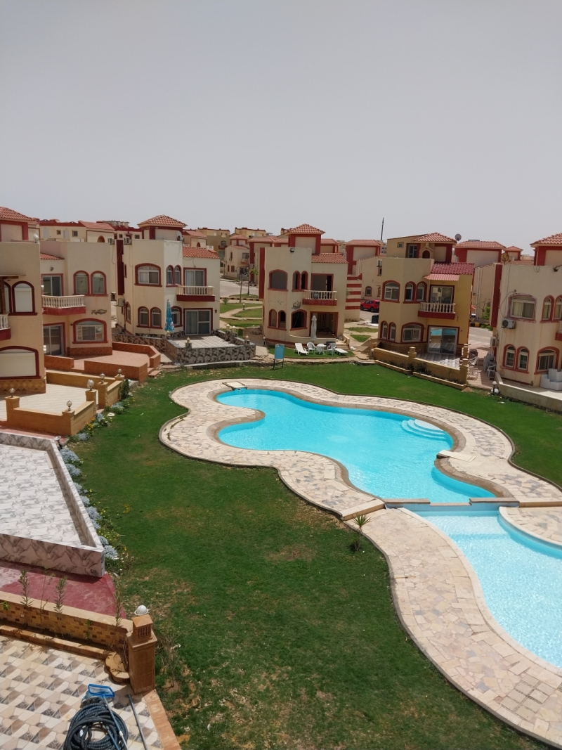 فيلا للبيع بالفرش والاجهزه فيو بحر وحمامات سباحه في الساحل الشمالي
