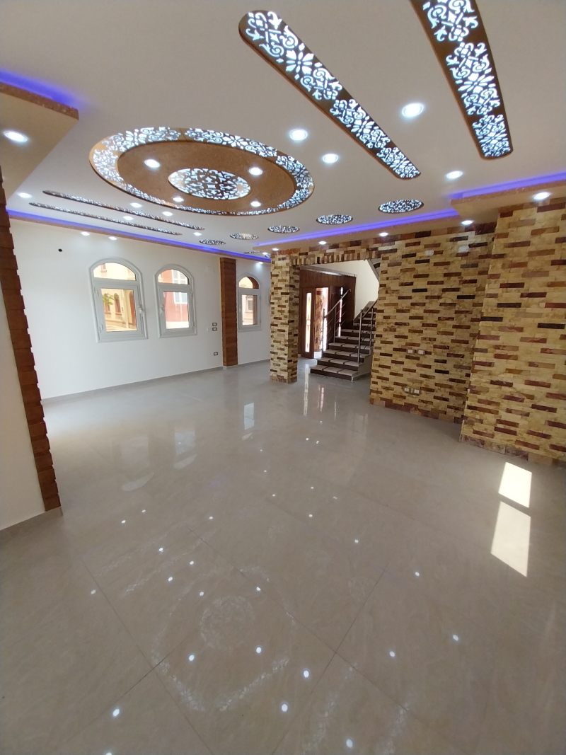فيلا بالتقسيط فيو بحر وحمامات سباحه في الساحل الشمالي للمعاينه 01010704778