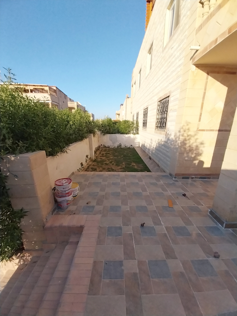 شاليه ارضي بحديقة علي حمام السباحه للبيع بالتقسيط في الساحل الشمالي