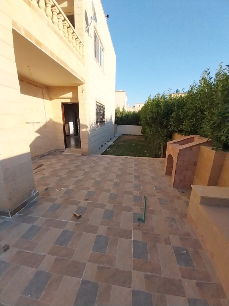 شاليه ارضي بحديقة علي حمام السباحه للبيع بالتقسيط في الساحل الشمالي