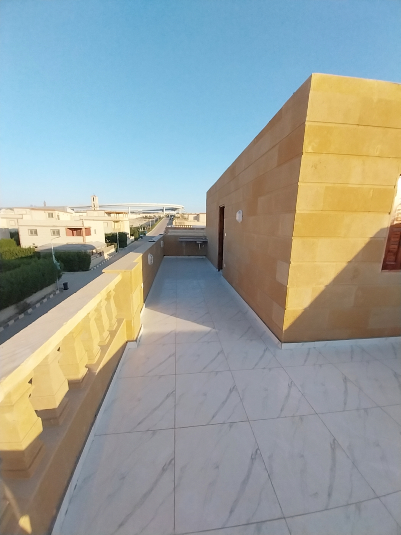 فيلا خاصه للبيع بالتقسيط في الساحل الشمالي قريه حورس على حمام السباحه الرئيسي
