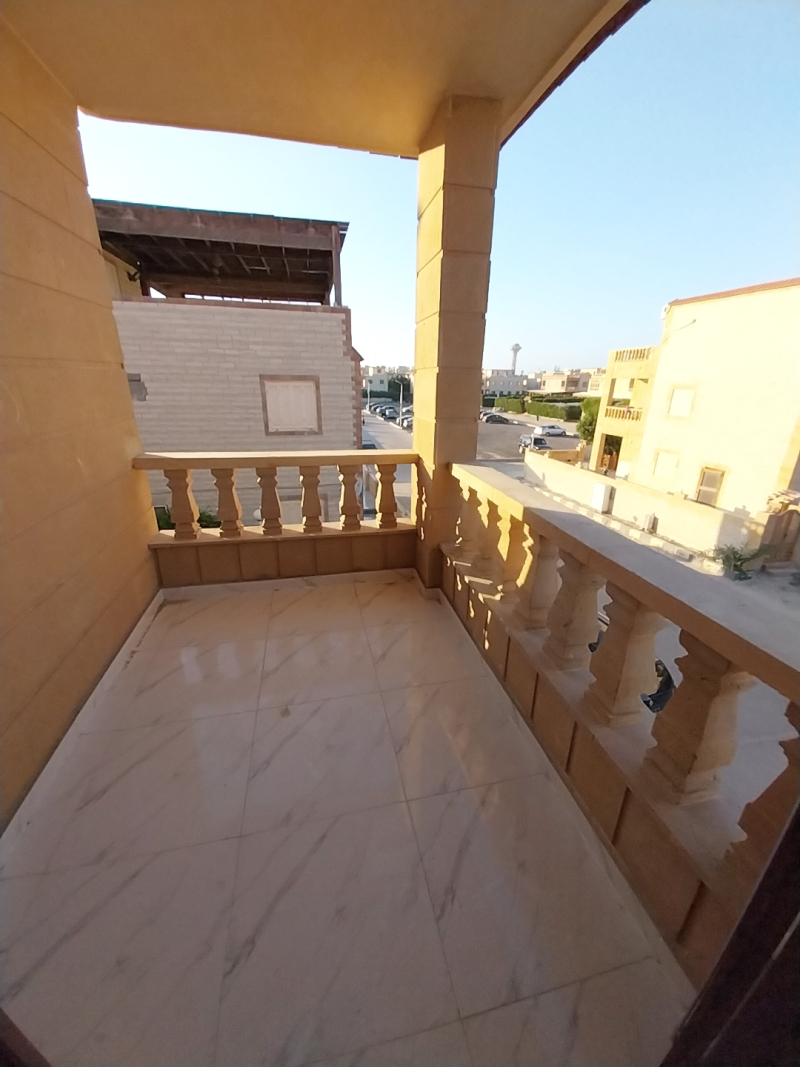 فيلا خاصه للبيع بالتقسيط في الساحل الشمالي قريه حورس على حمام السباحه الرئيسي