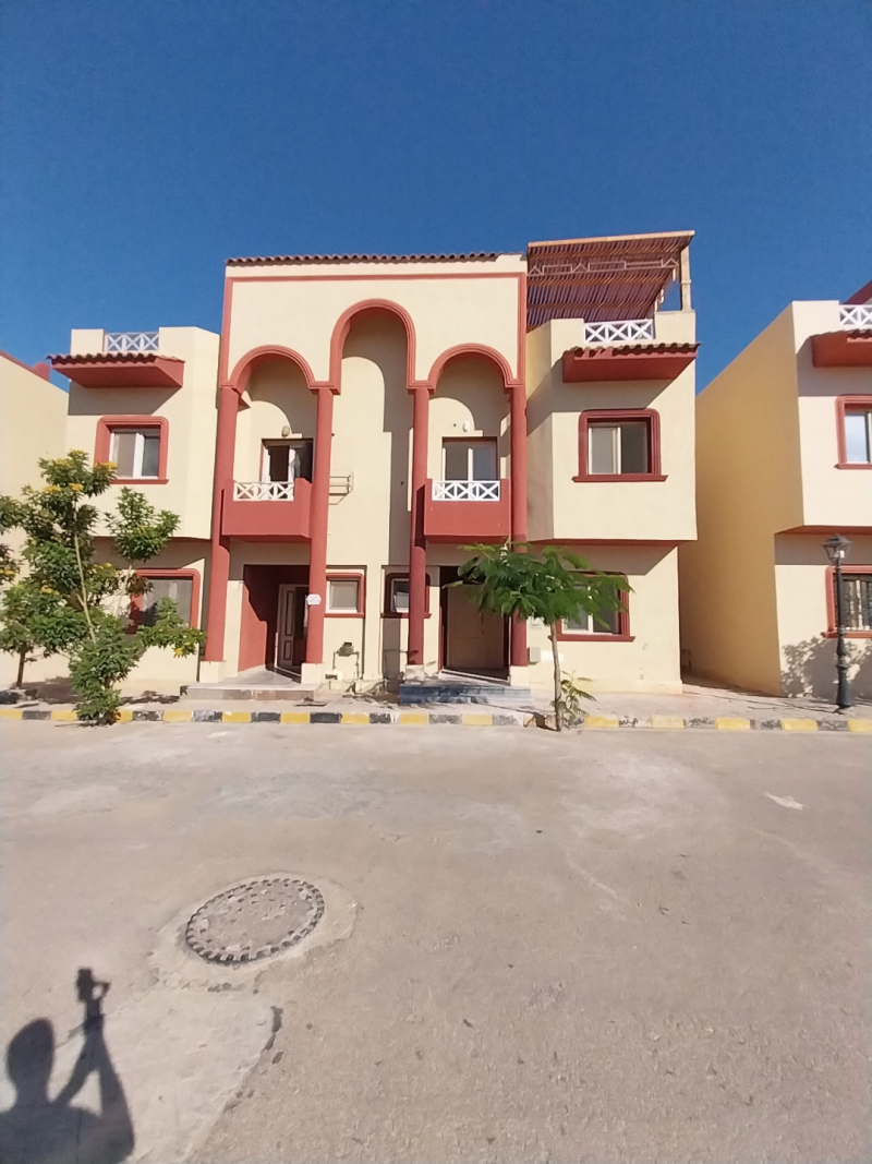 فيلا للبيع بالتقسيط فيو بحر وحمامات سباحه في الساحل الشمالي قرية بيرلا مارينا الكيلو 90