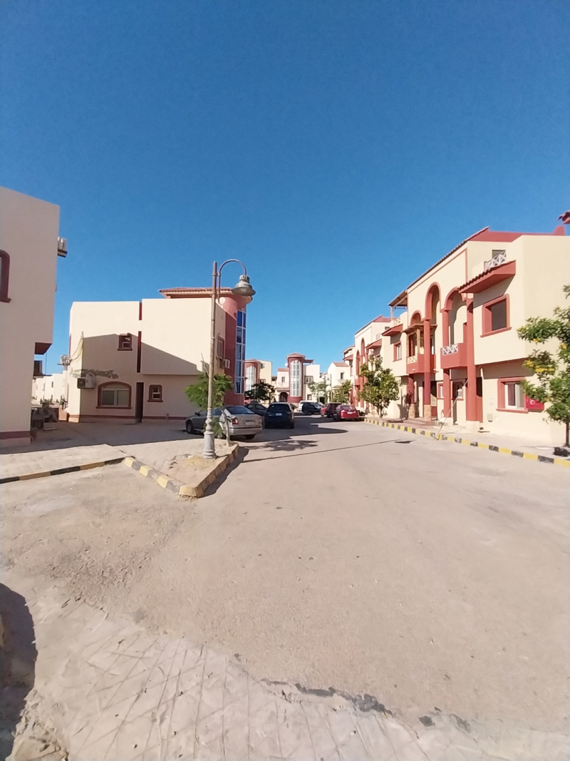 فيلا للبيع بالتقسيط فيو بحر وحمامات سباحه في الساحل الشمالي قرية بيرلا مارينا الكيلو 90
