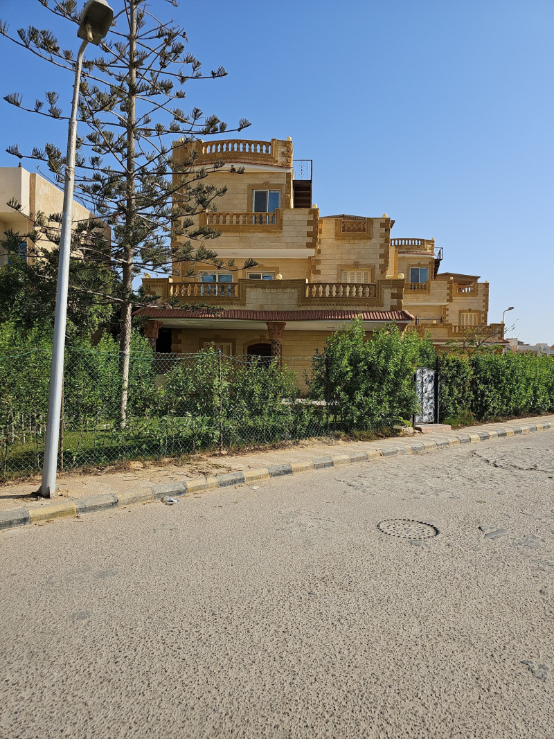 شاليه فيو بحر وحمام سباحه للبيع بالتقسيط بالفرش والاجهزه والتكييفات في الساحل الشمالي