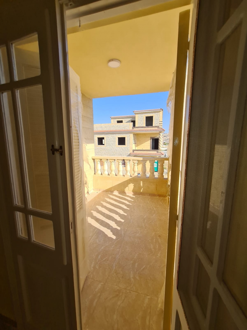 فيلا بقرية حورس  متر² ارضى بحديقة وروف