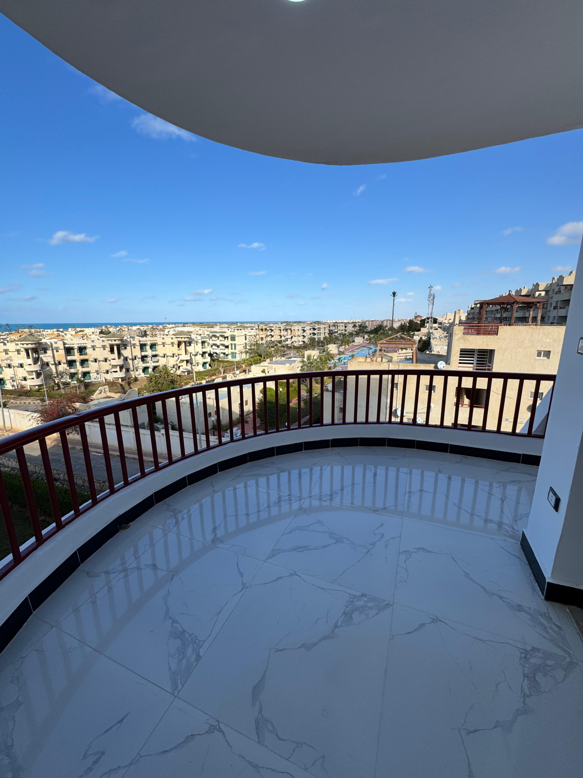 شاليه علوي فيو بحر تشطيب سوبر لوكس بالتقسيط والاستلام فوررري في الساحل الشمالي قرية بانوراما بيتش 