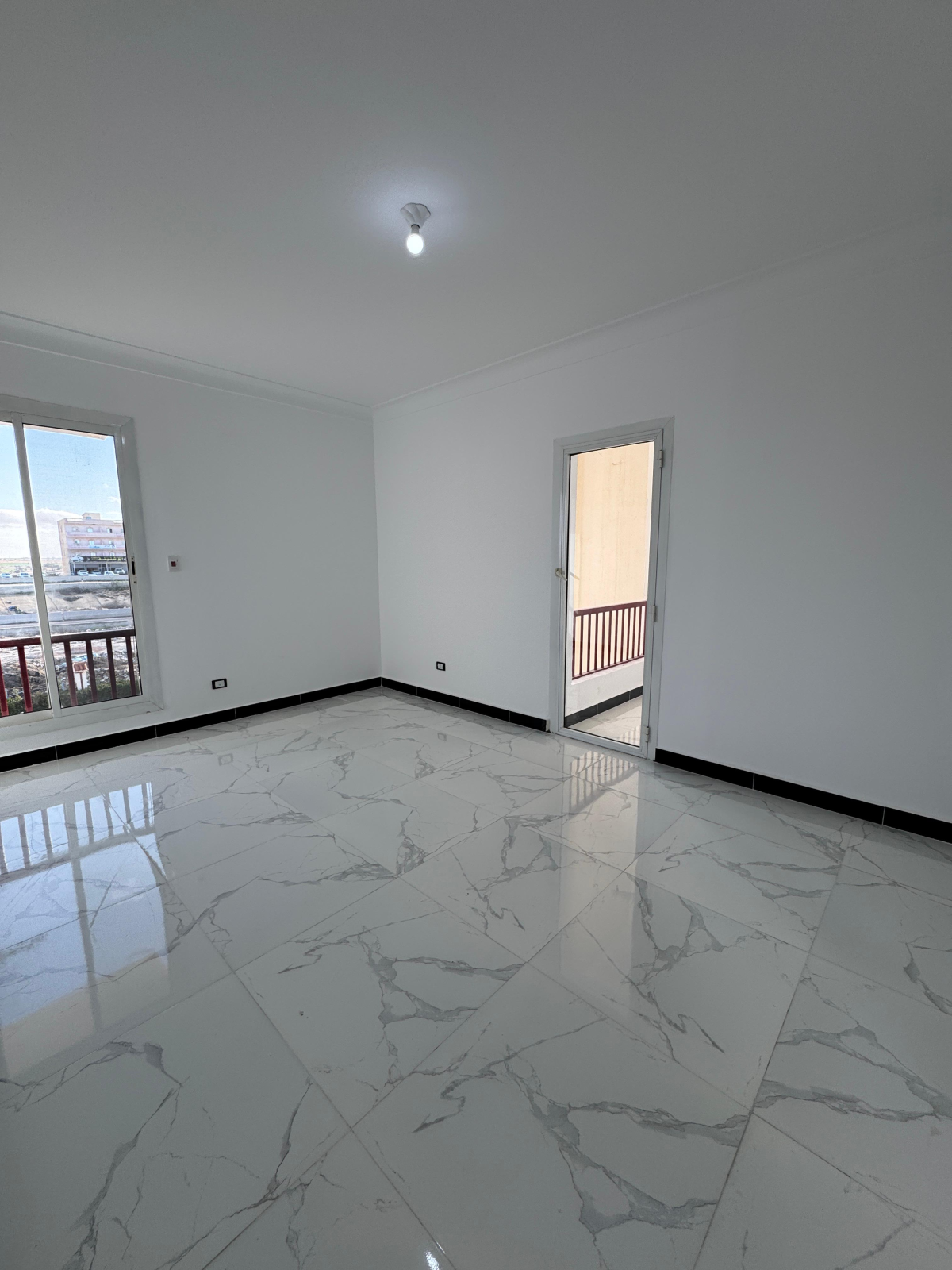 شاليه علوي فيو بحر تشطيب سوبر لوكس بالتقسيط والاستلام فوررري في الساحل الشمالي قرية بانوراما بيتش 