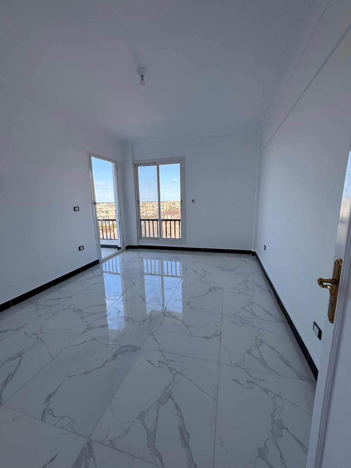 شاليه علوي فيو بحر تشطيب سوبر لوكس بالتقسيط والاستلام فوررري في الساحل الشمالي قرية بانوراما بيتش 