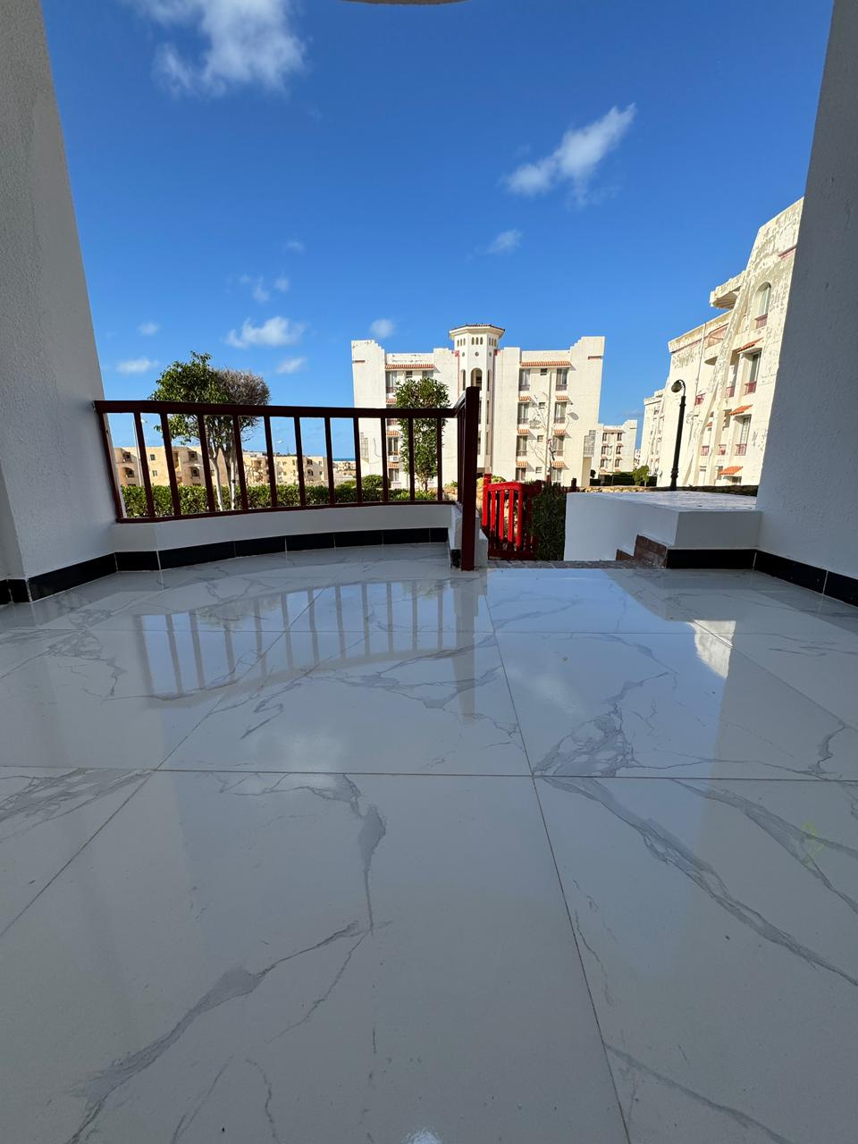 شاليه علوي فيو بحر تشطيب سوبر لوكس بالتقسيط والاستلام فوررري في الساحل الشمالي قرية بانوراما بيتش 