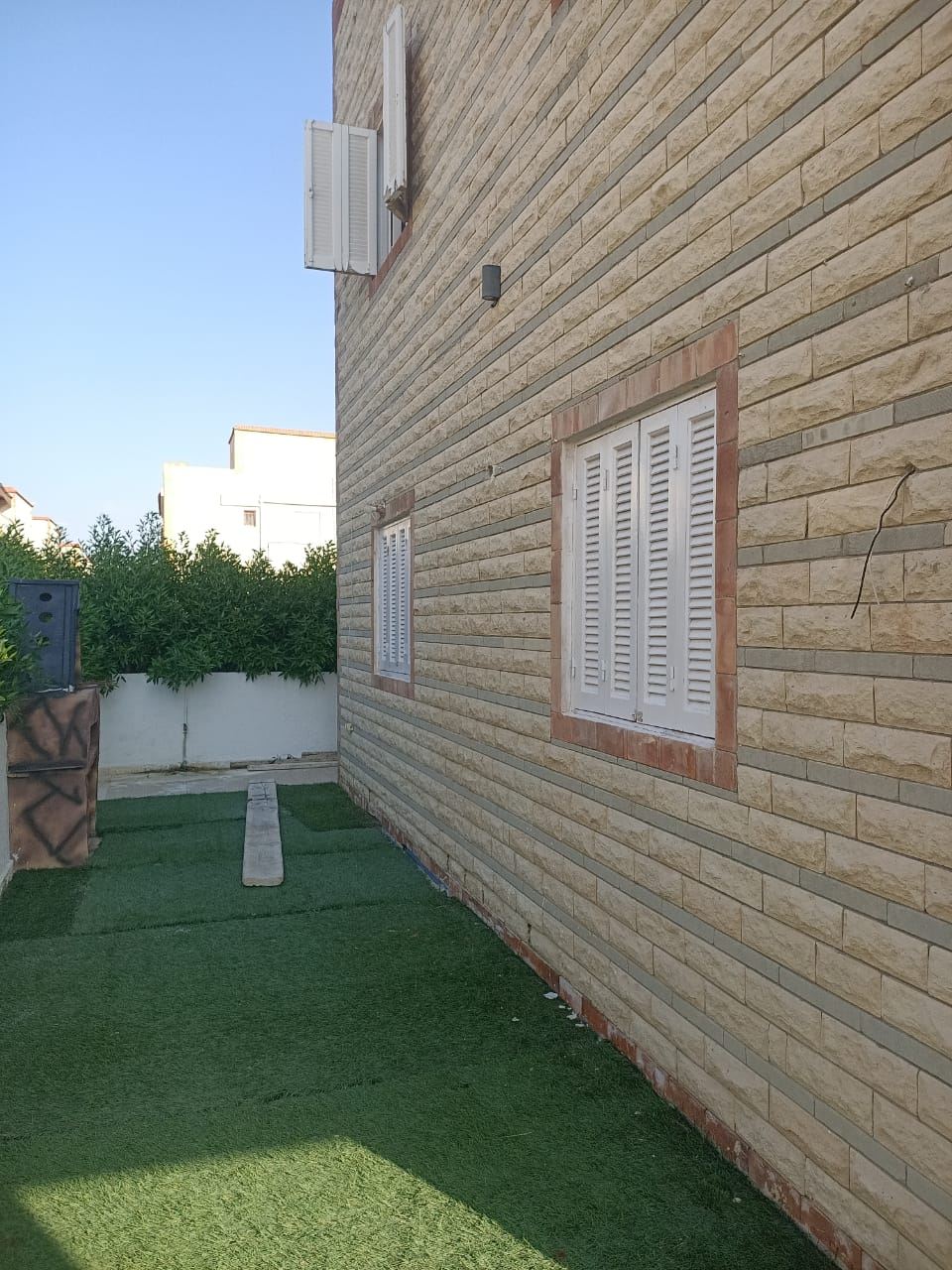 شاليه لقطه للبيع بحمام سباحه خاص والاستلام فوررري في الساحل الشمالي قرية حورس 