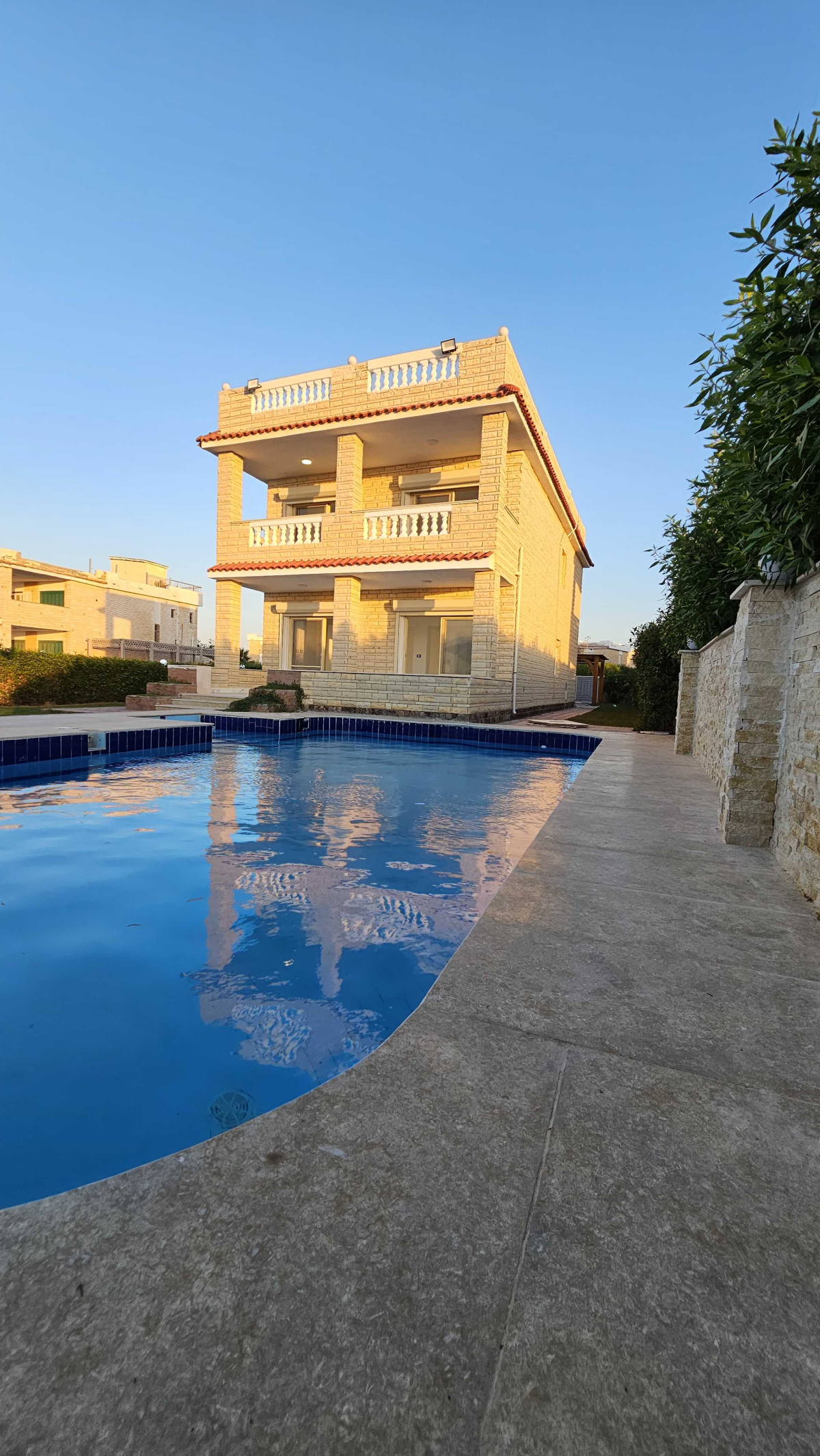 فيلا لقطه للبيع اول صف بحر وحمام سباحه خاص للفيلا بالساحل الشمالي بالتقسيط والاستلام فوررري 