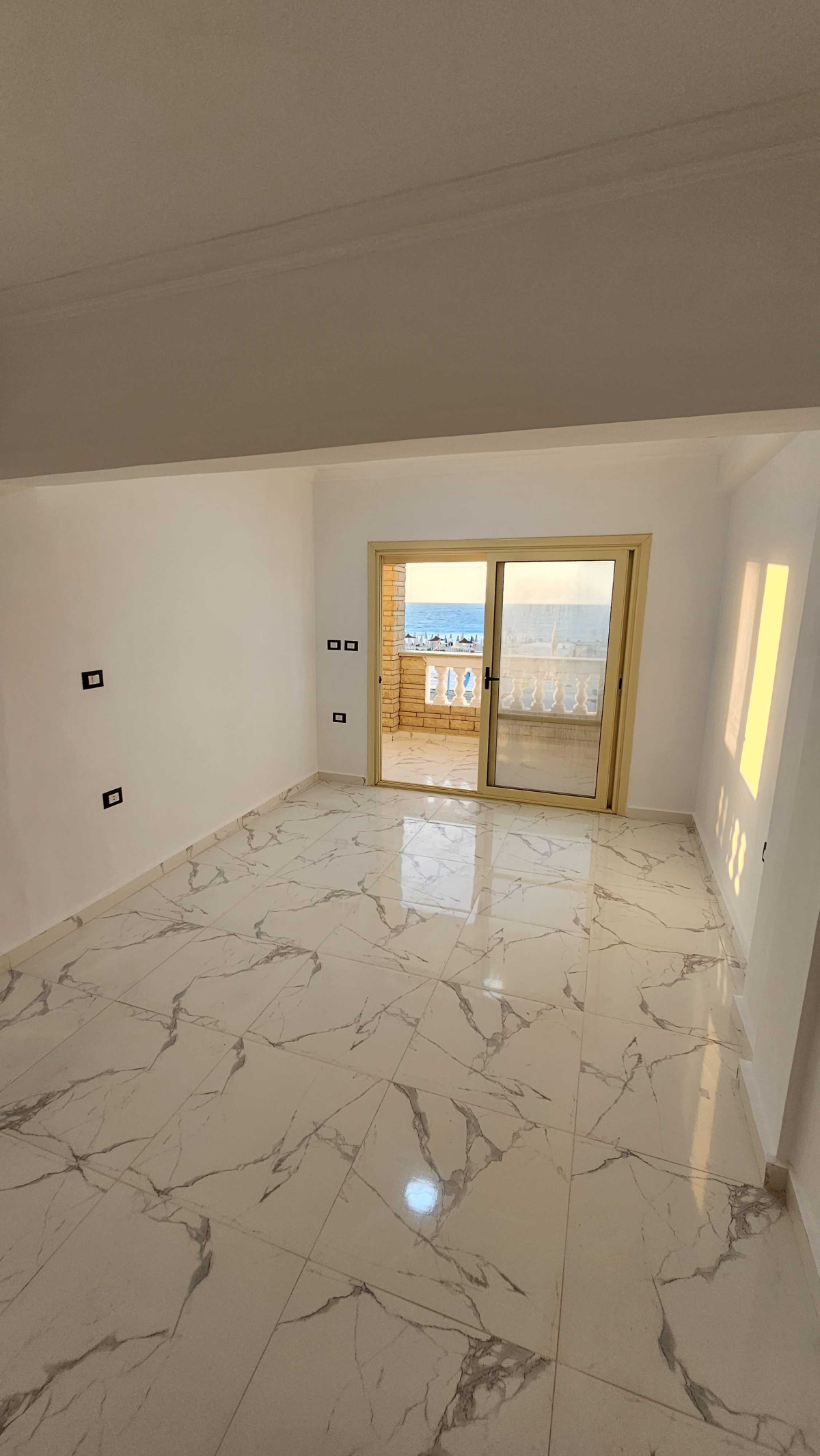 فيلا لقطه للبيع اول صف بحر وحمام سباحه خاص للفيلا بالساحل الشمالي بالتقسيط والاستلام فوررري 