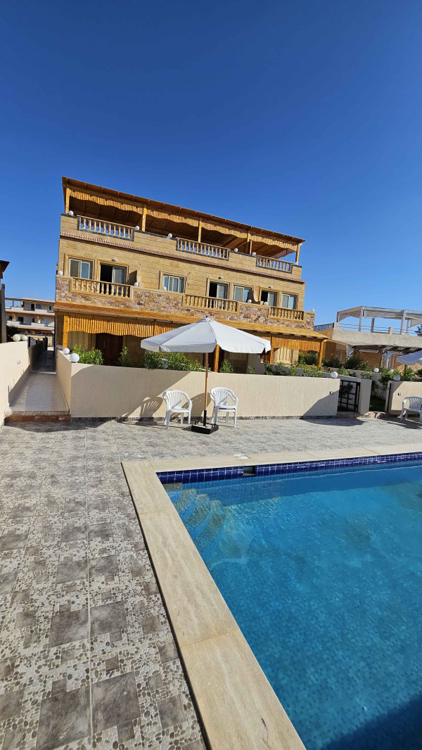 شاليه ارضي بحديقة وحمام سباحه للبيع بالتقسيط والاستلام فوررري في الساحل الشمالي قرية الروضه الكيلو 71