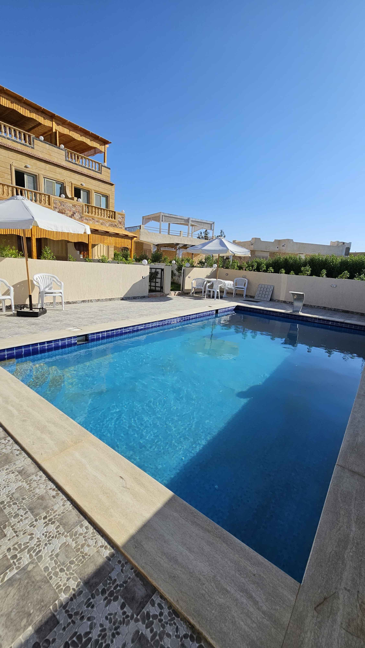 شاليه ارضي بحديقة وحمام سباحه للبيع بالتقسيط والاستلام فوررري في الساحل الشمالي قرية الروضه الكيلو 71