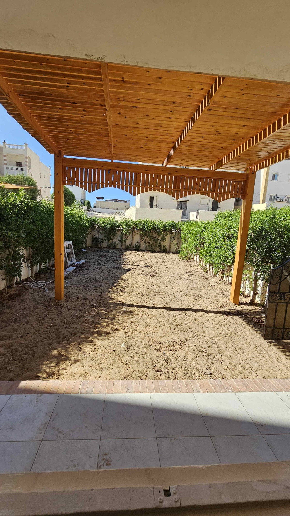 شاليه ارضي بحديقة للبيع بالتقسيط وحمام سباحه بالساحل الشمالي بتشطيب سوبر لوكس ولاستلام فوررري 