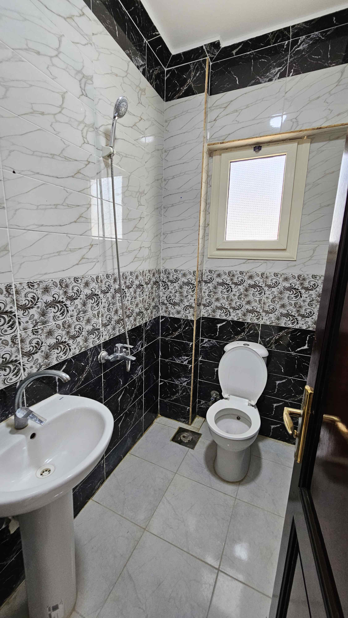 شاليه ارضي بحديقة للبيع بالتقسيط وحمام سباحه بالساحل الشمالي بتشطيب سوبر لوكس ولاستلام فوررري 