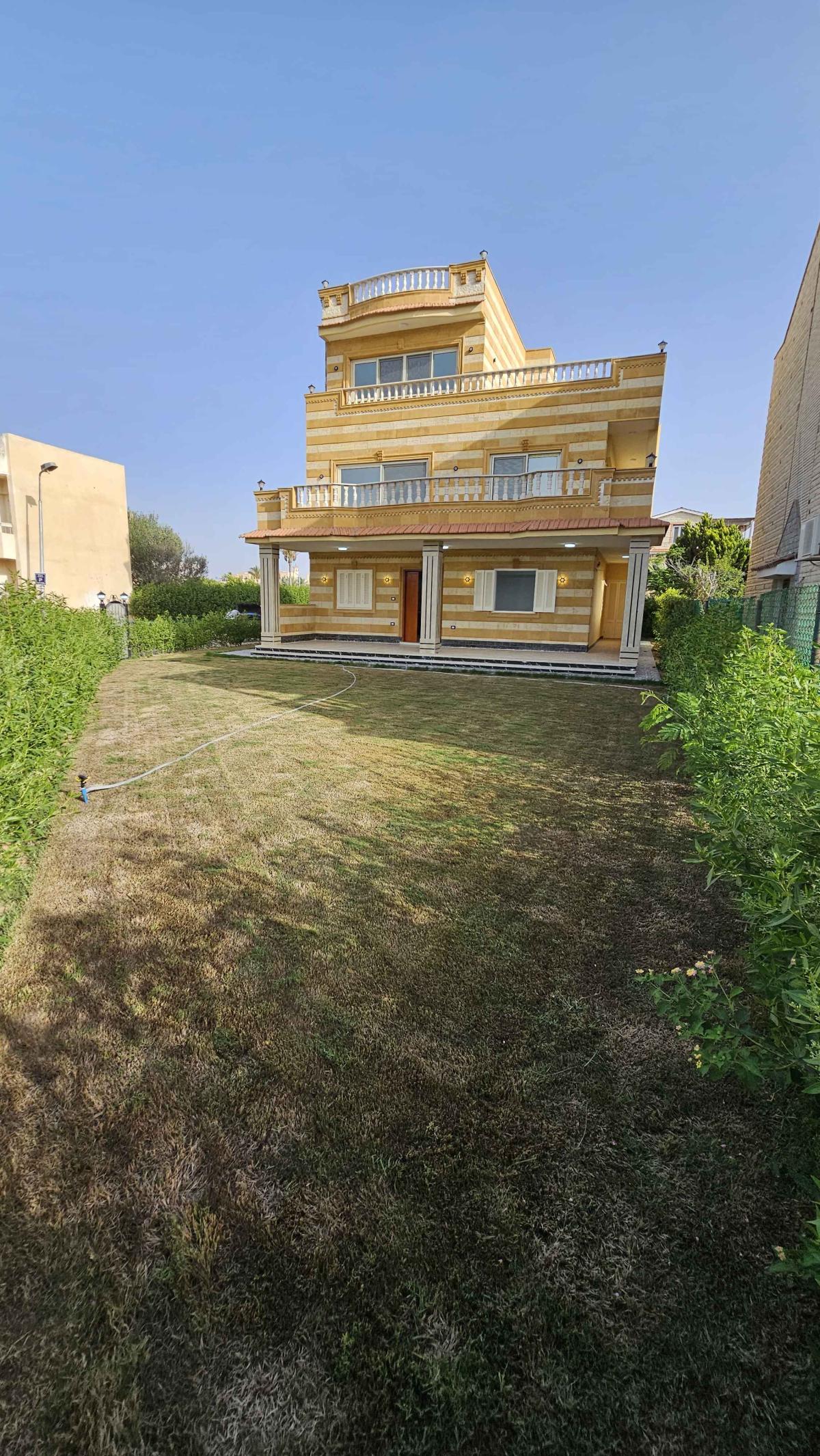 شاليه ارضي بحديقة للبيع بالتقسيط في الساحل الشمالي قرية بدر تشطيب الترا سوبر لوكس ولاستلام فوررري 