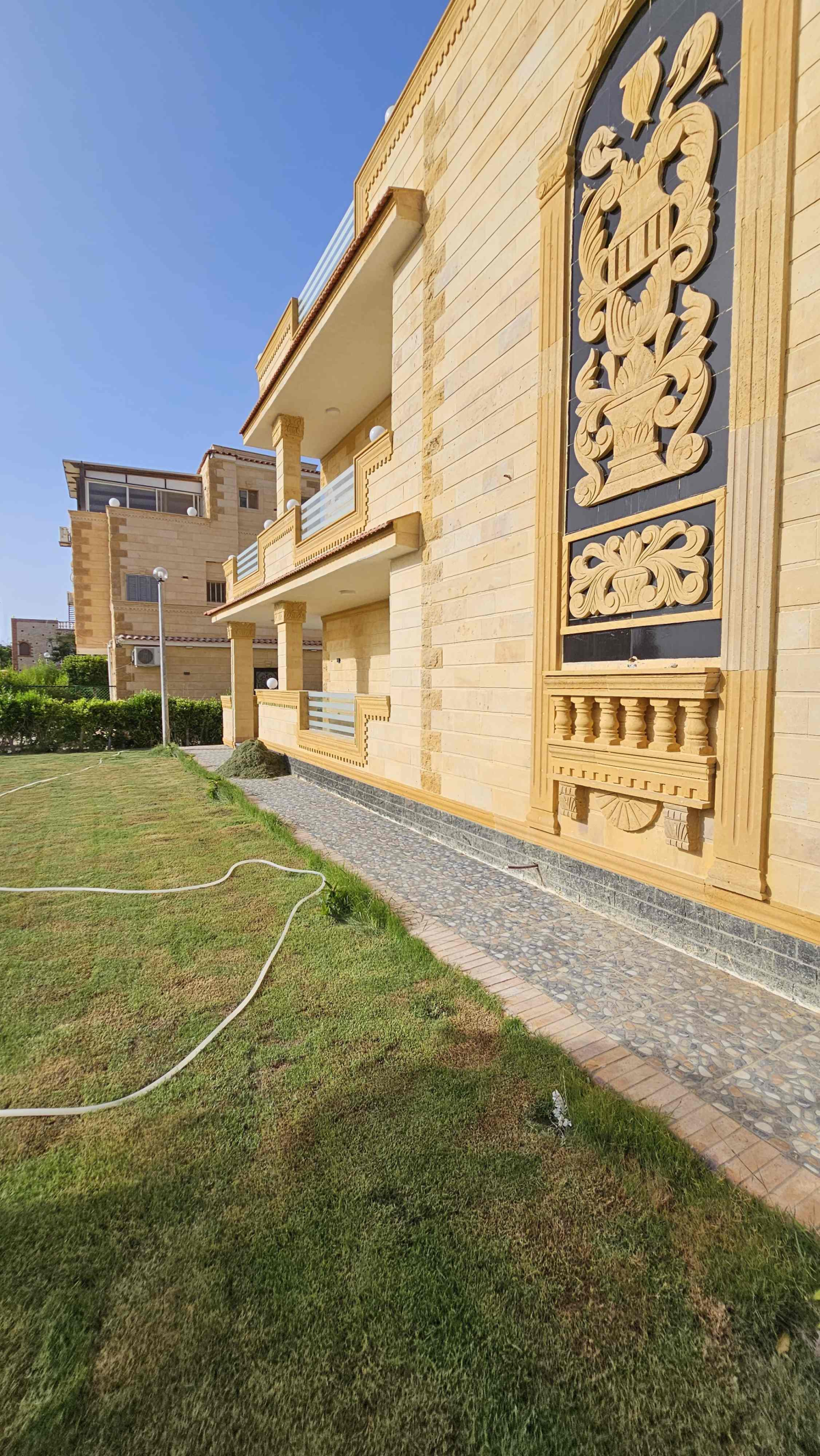 شاليه ارضي بحديقة للبيع بالتقسيط في قرية بدر الساحل الشمالي تشطيب الترا سوبر لوكس ولاستلام فوررري 