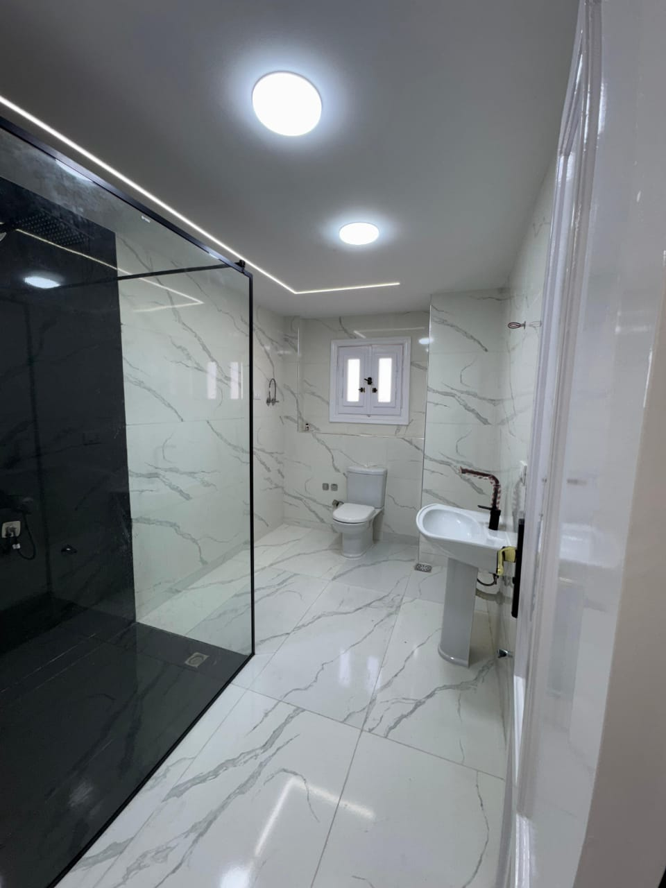 شاليه للبيع اول علوي فيو بحر وحمام سباحه بالساحل الشمالي قرية مارينا فلاورز 