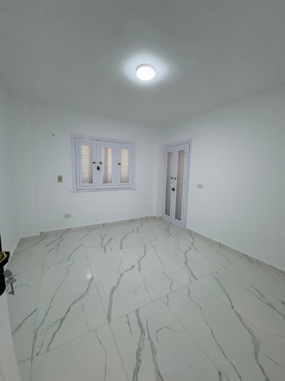 شاليه للبيع اول علوي فيو بحر وحمام سباحه بالساحل الشمالي قرية مارينا فلاورز 