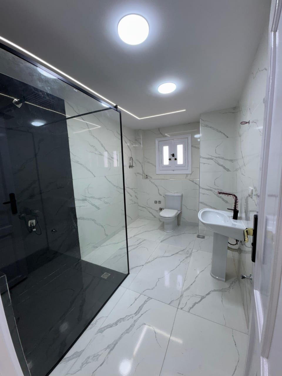 شاليه للبيع اول علوي فيو بحر وحمام سباحه بالساحل الشمالي قرية مارينا فلاورز 