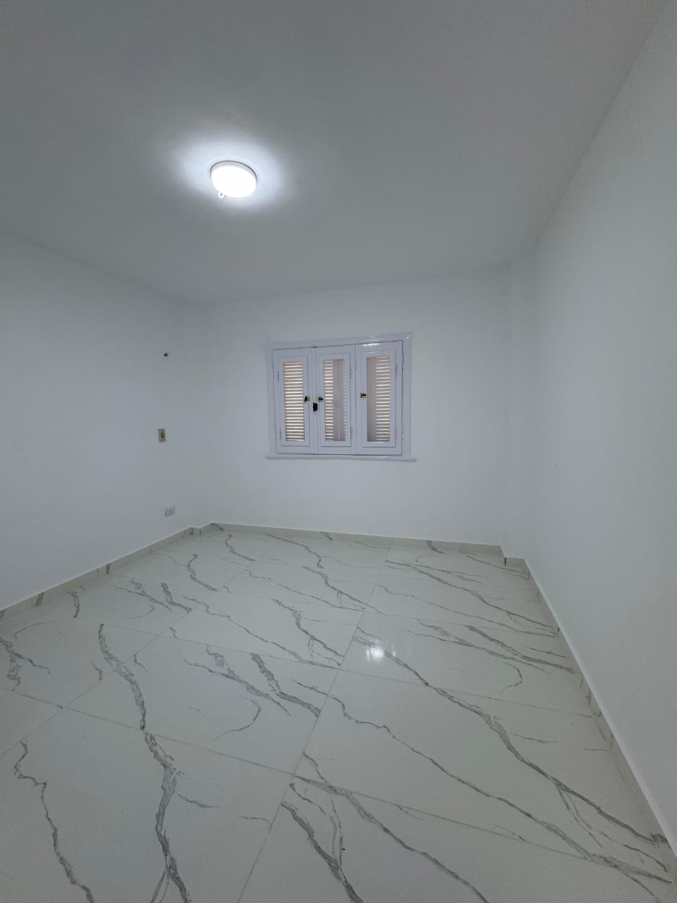 شاليه للبيع اول علوي فيو بحر وحمام سباحه بالساحل الشمالي قرية مارينا فلاورز 