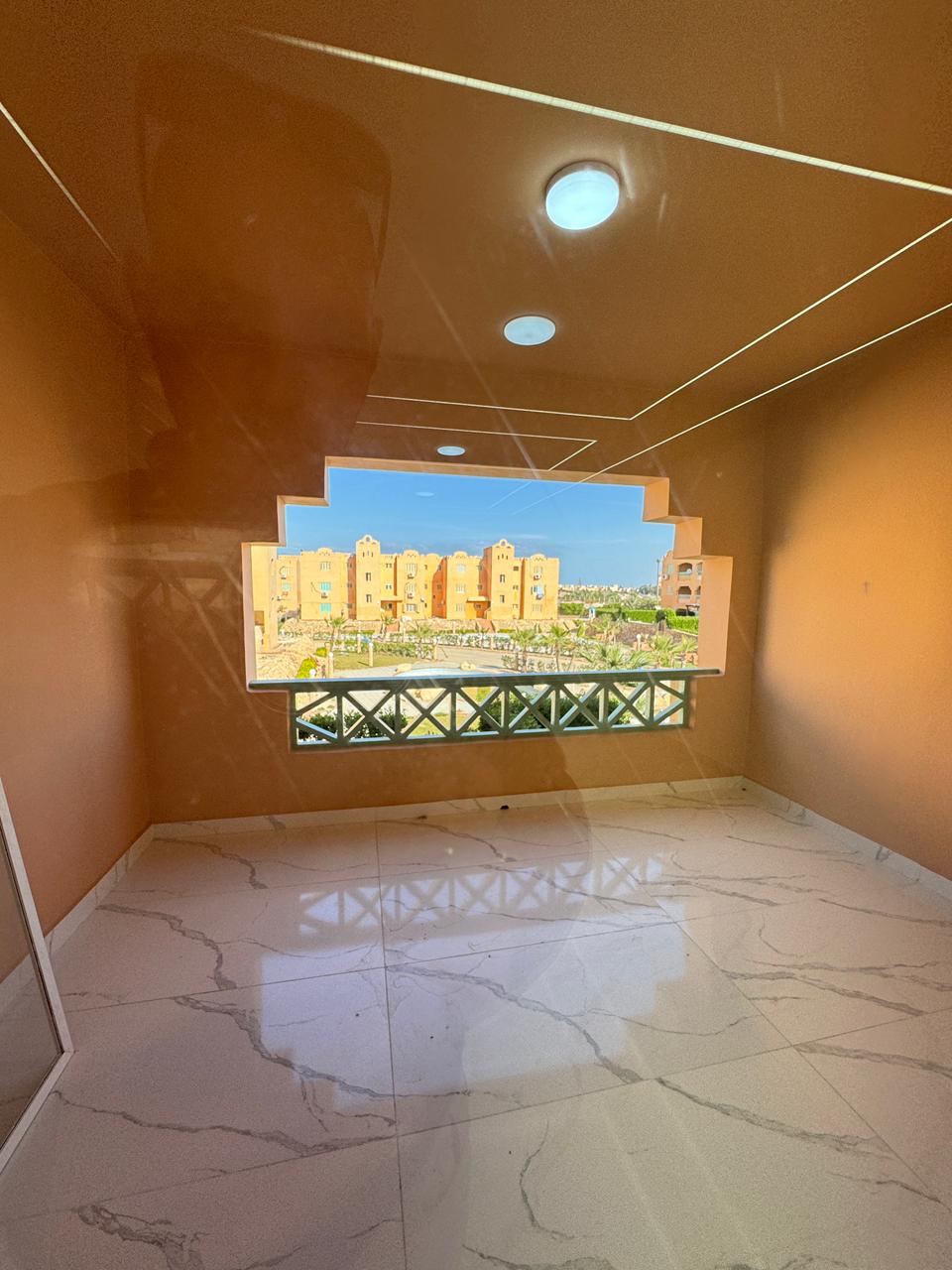 شاليه للبيع اول علوي فيو بحر وحمام سباحه بالساحل الشمالي قرية مارينا فلاورز 