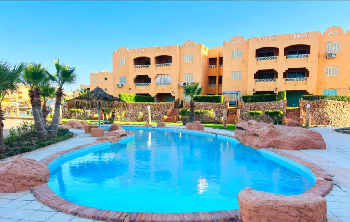 شاليه للبيع اول علوي فيو بحر وحمام سباحه بالساحل الشمالي قرية مارينا فلاورز 