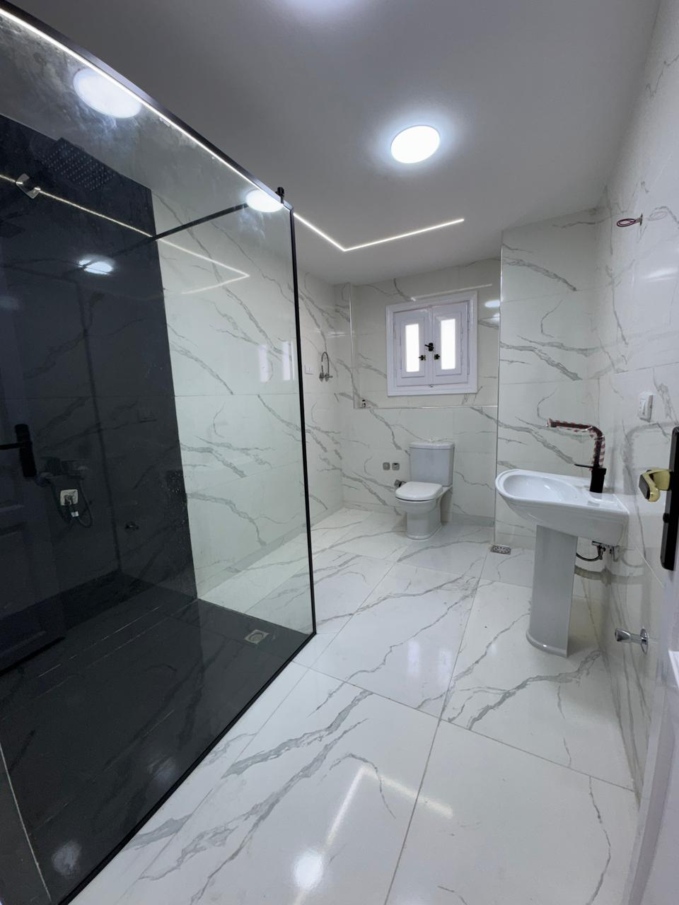 شاليه للبيع اول علوي فيو بحر وحمام سباحه بالساحل الشمالي قرية مارينا فلاورز 