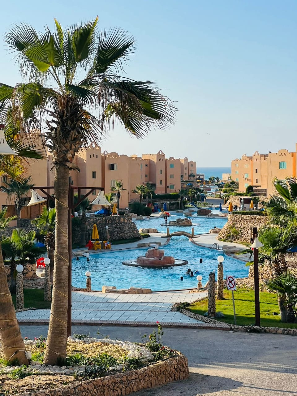 شاليه للبيع اول علوي فيو بحر وحمام سباحه بالساحل الشمالي قرية مارينا فلاورز 