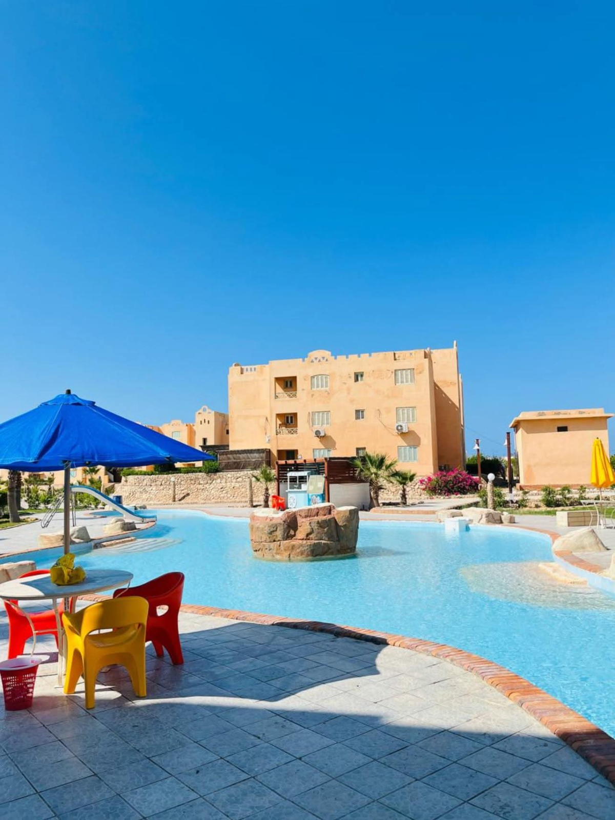 شاليه للبيع اول علوي فيو بحر وحمام سباحه بالساحل الشمالي قرية مارينا فلاورز 