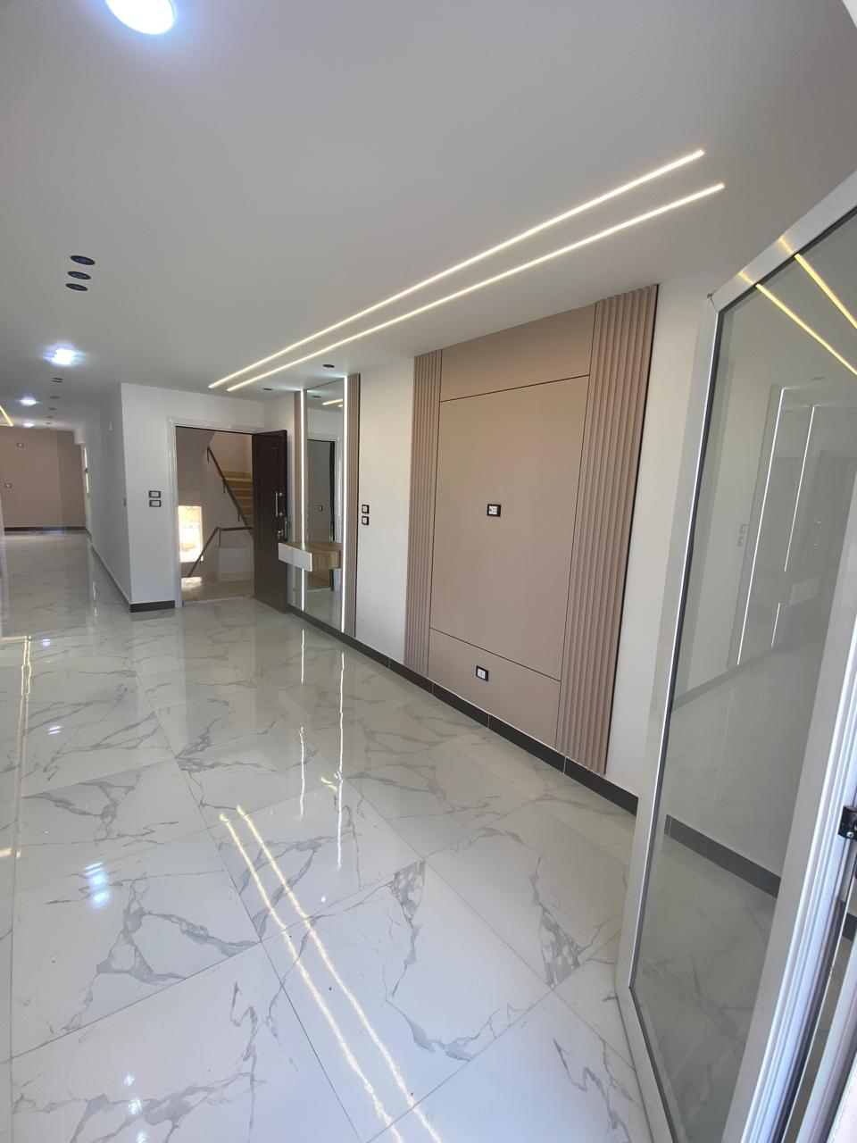 شاليه جميل جدا للبيع بالتقسيط تشطيب عالي جدا في قريه هايدي الساحل الشمالي