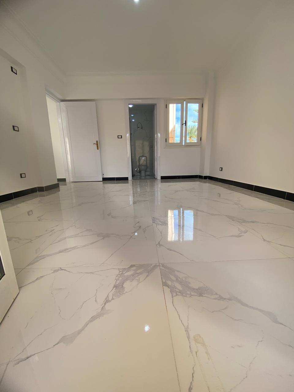 شاليه جميل جدا للبيع بالتقسيط تشطيب عالي جدا في قريه هايدي الساحل الشمالي