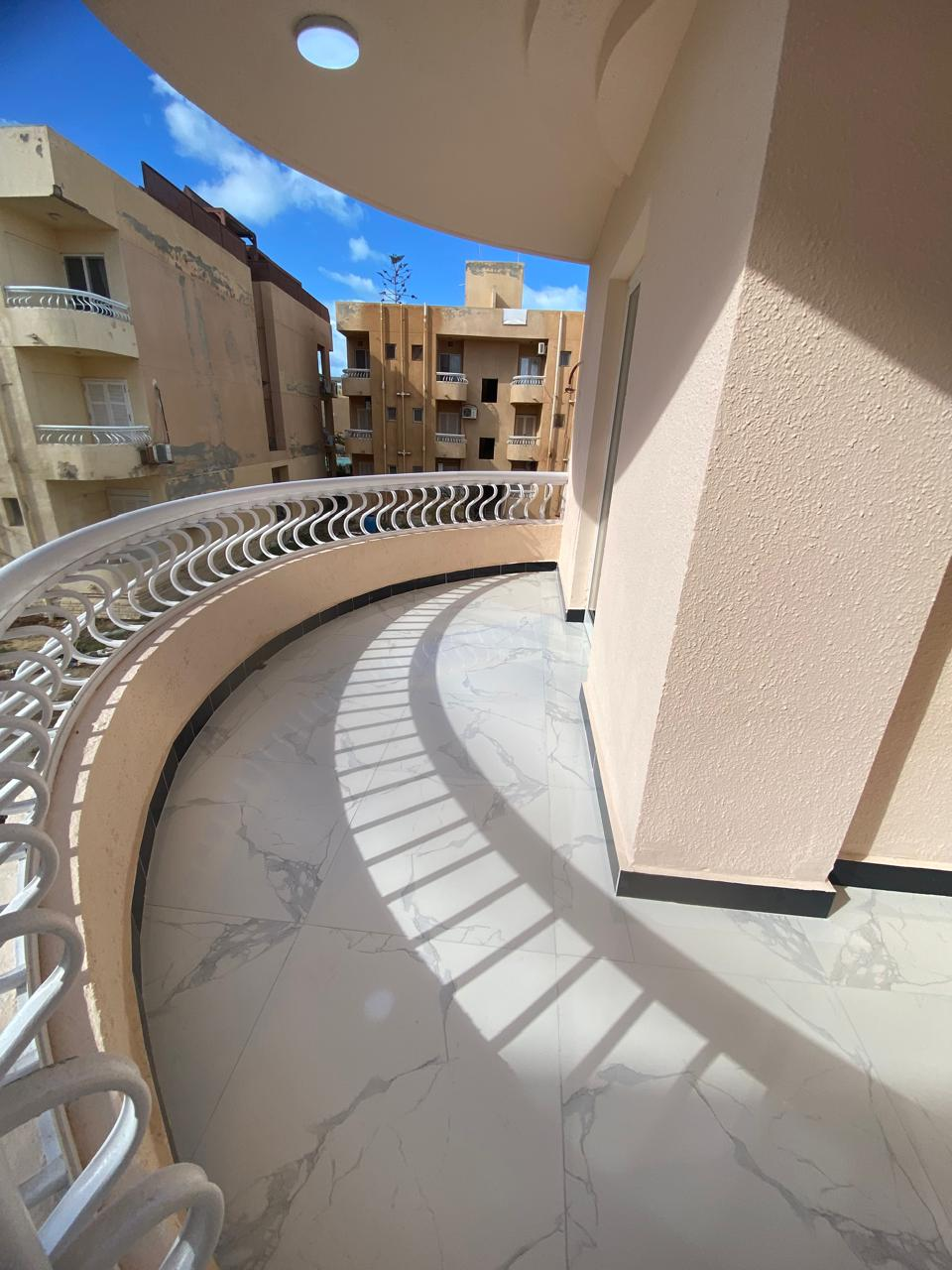 شاليه جميل جدا للبيع بالتقسيط تشطيب عالي جدا في قريه هايدي الساحل الشمالي