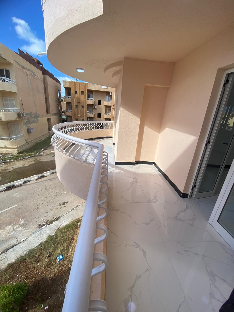 شاليه جميل جدا للبيع بالتقسيط تشطيب عالي جدا في قريه هايدي الساحل الشمالي