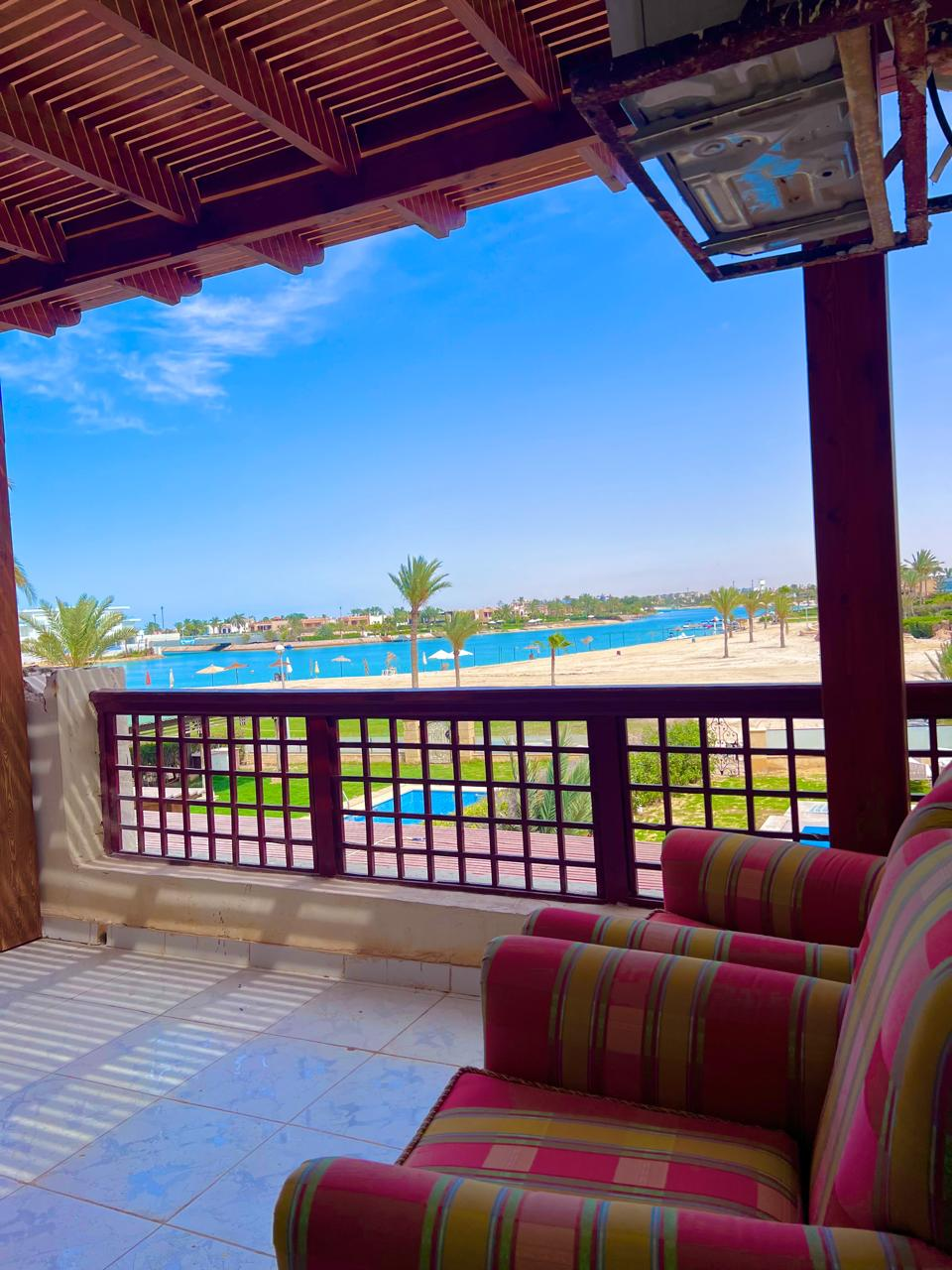 فيلا للايجار اول صف بحيره رمليه مارينا 5 وحمام سباحه وبفرش راقي جدا