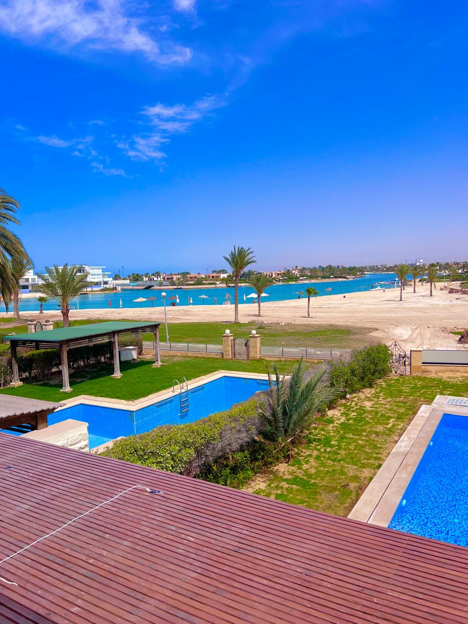 فيلا للايجار اول صف بحيره رمليه مارينا 5 وحمام سباحه وبفرش راقي جدا