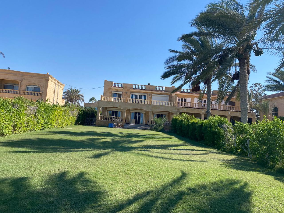 فيلا للبيع فيو ابراج العالمين اول صف بحر مارينا 7 بتشطيب وفرش راقي