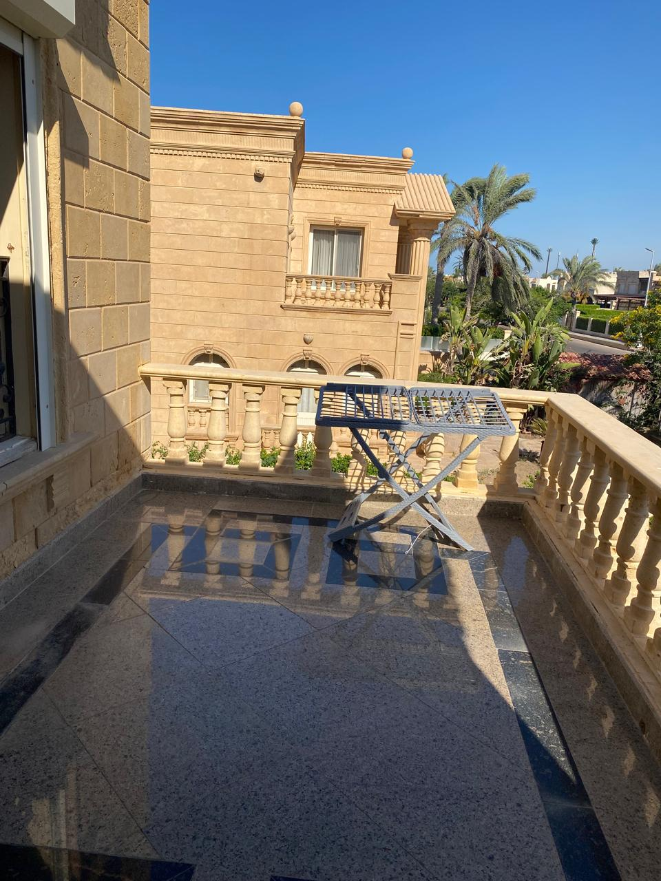فيلا للبيع فيو ابراج العالمين اول صف بحر مارينا 7 بتشطيب وفرش راقي