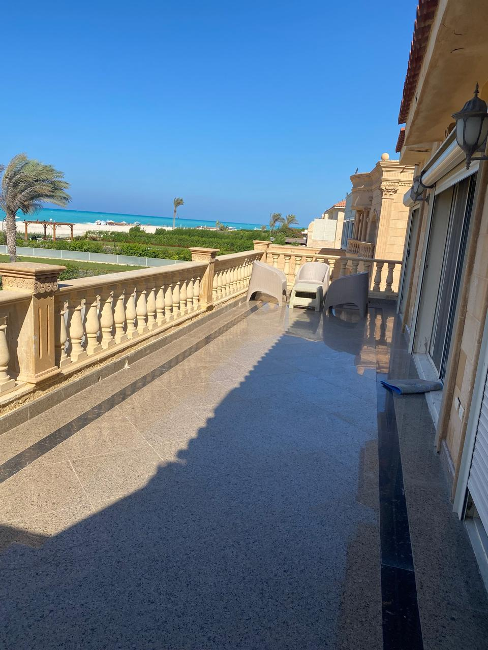 فيلا للبيع فيو ابراج العالمين اول صف بحر مارينا 7 بتشطيب وفرش راقي